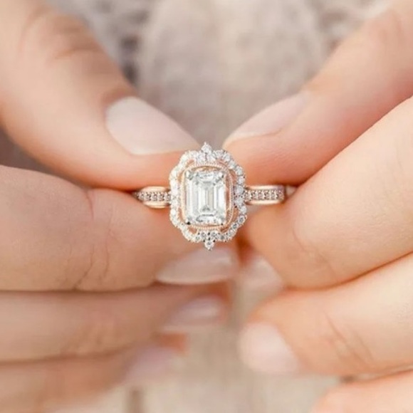 🔥 18K Strawberry Gold Diamond Halo Ring - Picture 2 of 4